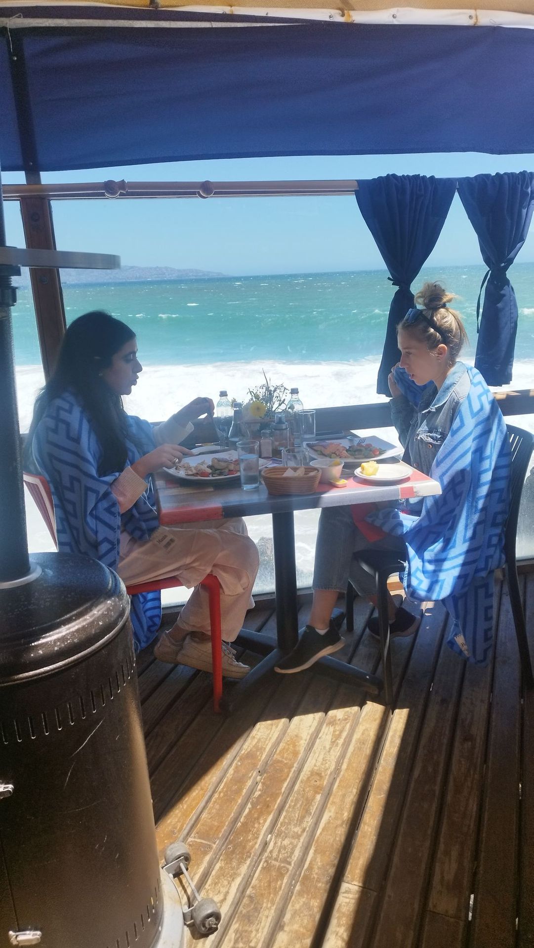 Seaside lunch on the Pacific coast